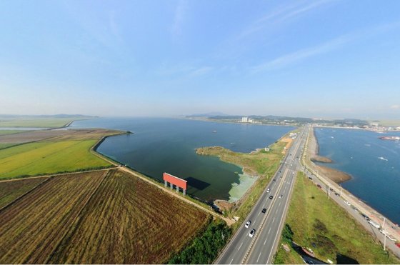 從圍海造田到還田于海 韓國忠清南道的四十年治水路